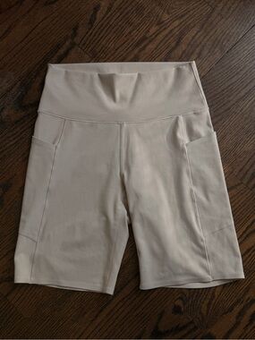 Uniqlo High-Waist Bike Shorts with Side Pockets in Light Beige
